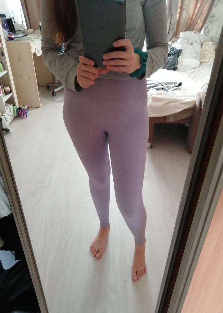 Хорошие лосины для тренировки неплохо тянутся и комфортно в них, сшито хорошо и нитки не где не торчат. Пришлось перезаказать второй раз на размер L вместо М на мои параметры т74 б100 оказались малы, на мой рост метр 75 сели идеально. Очень хорошо смотрятся но надо подбирать белье соответствующее что бы не видно было.