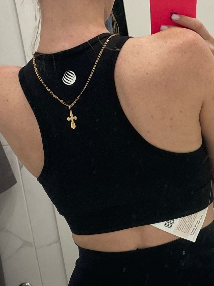 Топ огонь!! Очень секси , качество отличное ! Брала два размера на выбор, но на 70D подошёл XS, особо разницы между XS и S не заметила… даже наоборот, мне хотелось бы ещё потуже резинку , люблю когда прям плотно утягивает..но XS сидит комфортно, не давит. Топ не так сильно держит грудь как кажется, (все равно во время активных движений груди разбегутся)) для бега я бы его не рассматривала, все таки для этого существуют специальные спортивные топы с поддержкой. Но для силовых, растяжки, танцев и чего угодно другого-супер. Надеюсь со временем сеточка и резинка не растянется… захотелось скорее пойти заниматься ! Присмотрюсь к вашему бренду. Спасибо!