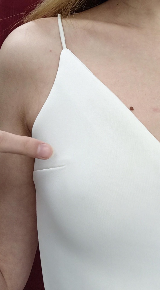 Это платье могло бы стать шикарным. Но то ли мне так не повезло, то ли у них вся партия такая: выточки на груди очень высоко расположены. Вырез очень глубокий, и бретельки сильно колются, они прошиты леской. По размеру соответствует, на 44 подошло отлично.