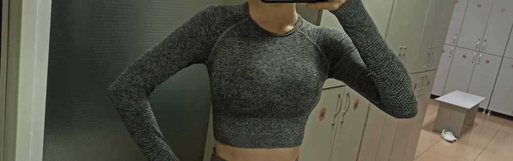 Очень хороший рашгард, приятный, качественный. Размер вроде соответствует, но в любом случае он еще растягивается со временем под вашу фигуру. На руках эти штучки не очень удобные лично для меня, так как при занятии в зале мешают, и в принципе могут натирать между пальцев. Но выглядит очень красиво и круто ))