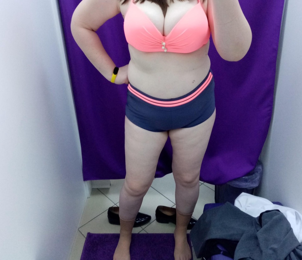 Чашка мощная, грудь держит хорошо. А вот с трусами не поняла как их носить. Если до пупка, то смотрится по-старушачьи. А если спускать, то тоже чудновато, они сшиты не как шортики ориентированые вниз на попу.
Думала взять из-за бюстгальтера, но цвет спецыфичный, подбирать низ хлопотно.
Наверное на девушках с талией будет смотреться хорошо, но я к их числу не принадлежу 💁‍♀️😁