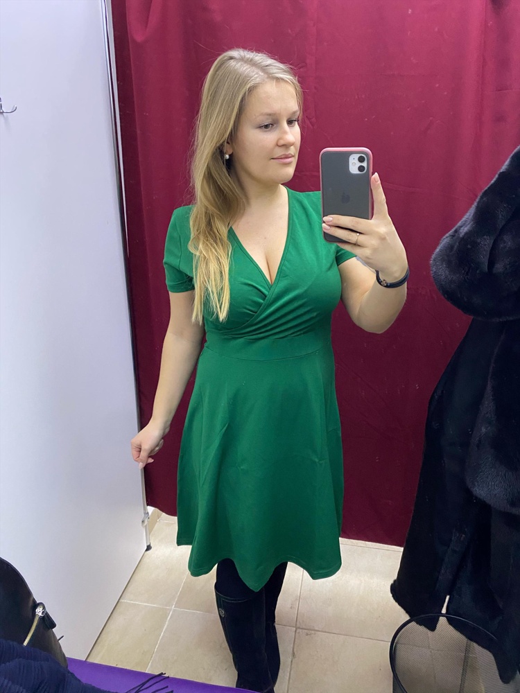 Первое впечатление хорошее. Взяла посвободнее, так как на растущий животик) грудь хорошо смотрится. Брала для дома, но и на улицу такое не стыдно надеть)