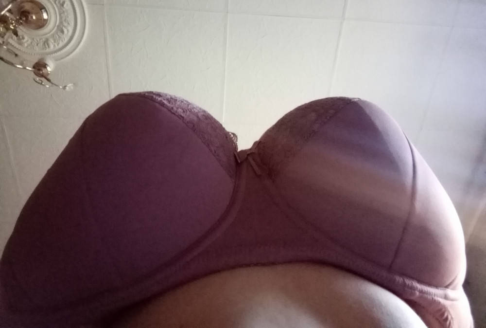 Бюстгальтер очень красивый, лямки очень широкие и это огромный плюс. Я после того, как одела его, не почувствовала боли в спине и плечах. Хотя всегда испытываю дискомфорт. У меня на плечах от тяжести груди появляются синяки, а тут я грудь не почувствала. Огромный минус для мне это то, что грудь с боков сплющивает к середине, и при этом поднимает её вверх и получается треугольники торчащие вверх, сверху. Я всегда носила с толстым паралоном, а тут прям тонкий, не ощущается. У меня обхват груди 130, а обхват под грудью 115 и этот лифчик как раз мне, застегиваю на самую первую, если не дай бог ещё пополнею, то в запасе ещё 2 крючка.