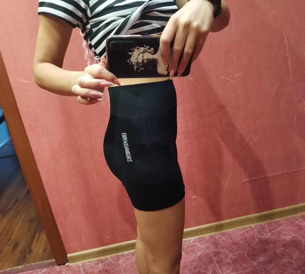 Я в восторге от шорт!!! Не могла найти подходящие ни в адидасе, ни в спорт мастере: где-то, что-то но давило, не нравилось, а эти прям идеальные! Размер у меня s, но эти очень хорошо подошли. Не давят совершенно, комфортные очень, растягиваются, но при этом хорошо сидят и практически не ощущаются на теле! ОГРОМНОЕ СПАСИБО! Цена очень низкая, товар шикарный просто! Советую брать без раздумий, не пожалеете, такие даже дорогие найти сложно! Всем своим посоветую
