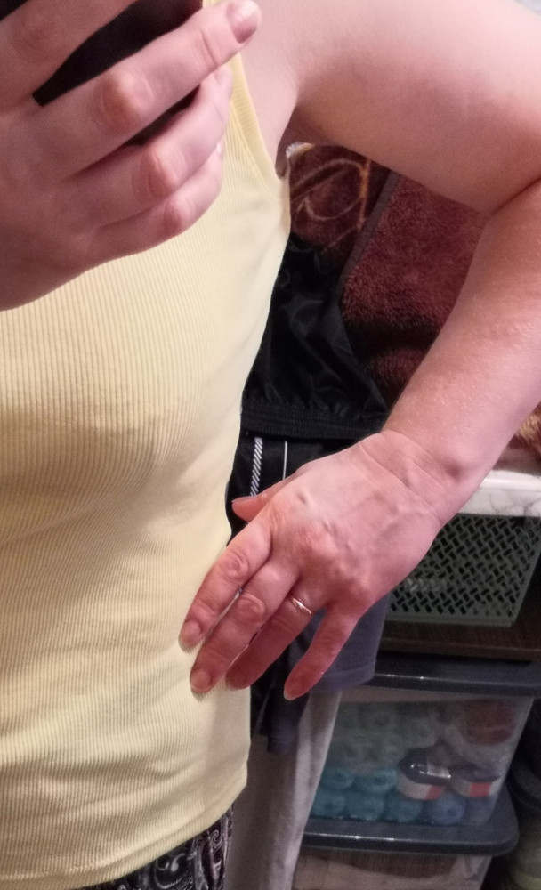 Хорошая майка. Подмышки не отвисают. Трикотаж в рубчик. Достаточно плотная, не "марля". На 52 размер брала 50-ый. Просто нужна была майка под ажурную кофточку.