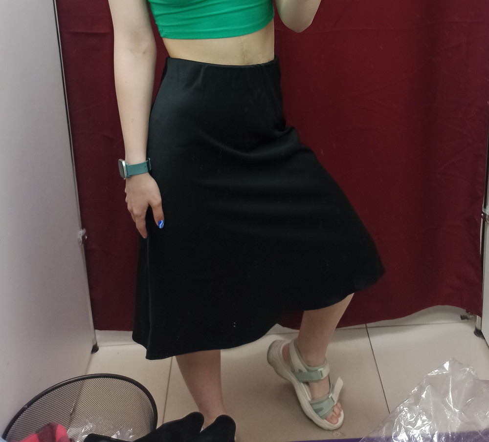 Заказала две юбки xxs с разными ростовскими. Та, что короче, в талии оказалась большая, а длинная -как раз, взяла ее. Укоротить длину проще, чем талию. Все равно очень неприятно.
+Нет молнии, только резинка, через голову наделал нормально. Материал плотный, сшито нормально