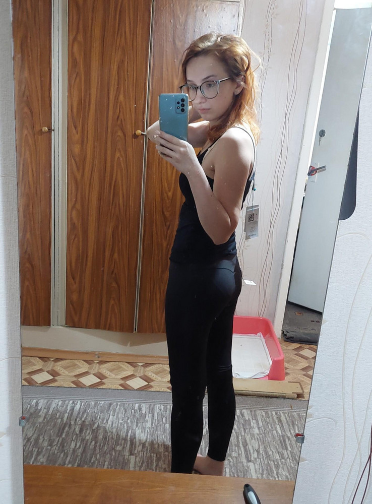 Смело берите на минимум 2 размера больше 

На мои параметры 44 размер натянулся через 10 минут. Наверное, я теперь останусь жить в этих лосинах. Не представляю, как их снимать. 

Резинка действительно тугая, я смогла дотянуть её до ляшек, а потом пришлось вызывать строительный кран, чтобы поднять штаны до места назначения:(