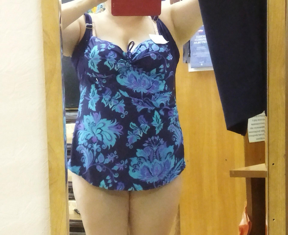 Суперский купальник, мне очень нравится!!! В размер и расцветка как на фото яркая, ткань приятная!