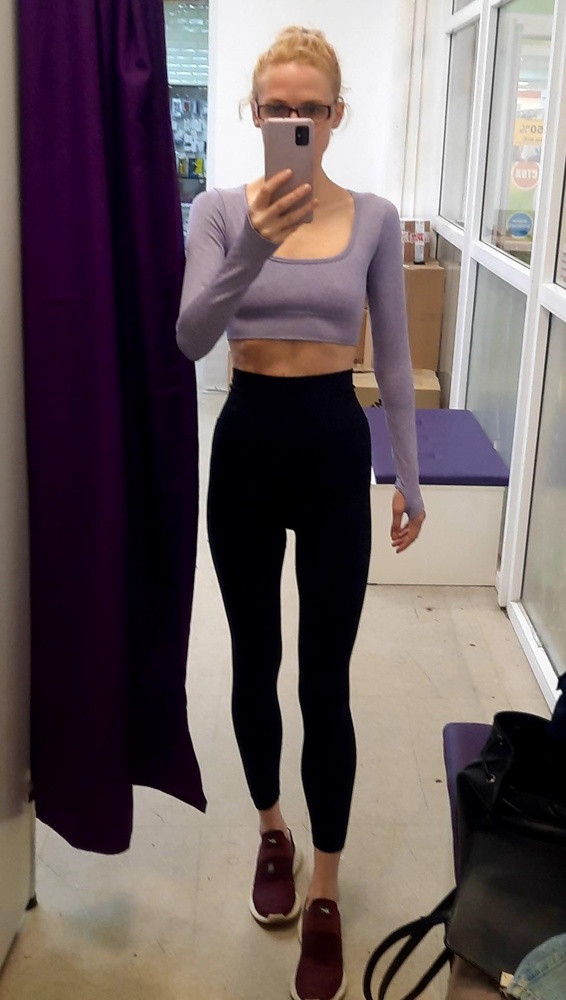 Шикарный топ! Плотный, не просвечивает, на рост 174 и ОГ 86 S отлично сел , еще и бра под него можно надеть. Спасибо!