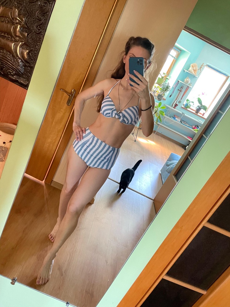 Качество отличное, не просвечивает даже мое чёрное белье. НО! размер не соответствует. На мои параметры 83-90-93 взяла м (42), еле влезла по объёму в бюст, да к тому же из-за неправильного его пошива маленькая грудь кажется еще меньше, тем более, на контрасте с высокими закрытыми трусами. Трусы, к слову, тоже малы, перетягивают все что можно. Накидка выглядит куцевато 