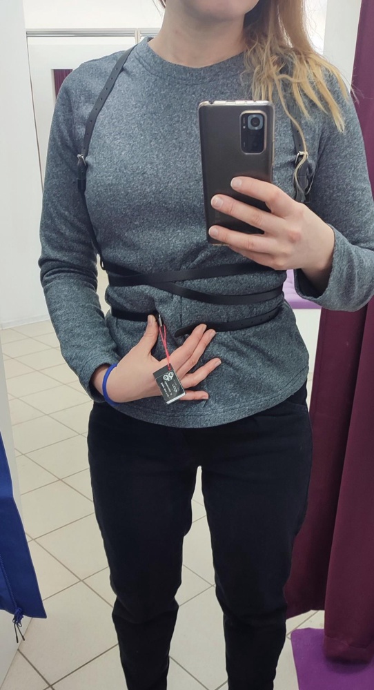 Коасивая портупея. Нобеспощадно мала. Я отрегулировала все ремешки, чтобыбыли те самые доп сантиметры, как писали производители. Но увы и ах. Хотя 44-46 мой размер.