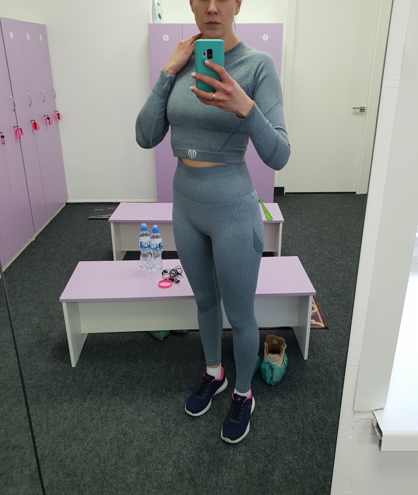 Костюм замечательный,удобный,легко стирается.Ткань качественная. Костюм очень стройнит и выглядишь секси!Всем рекомендую к покупке.