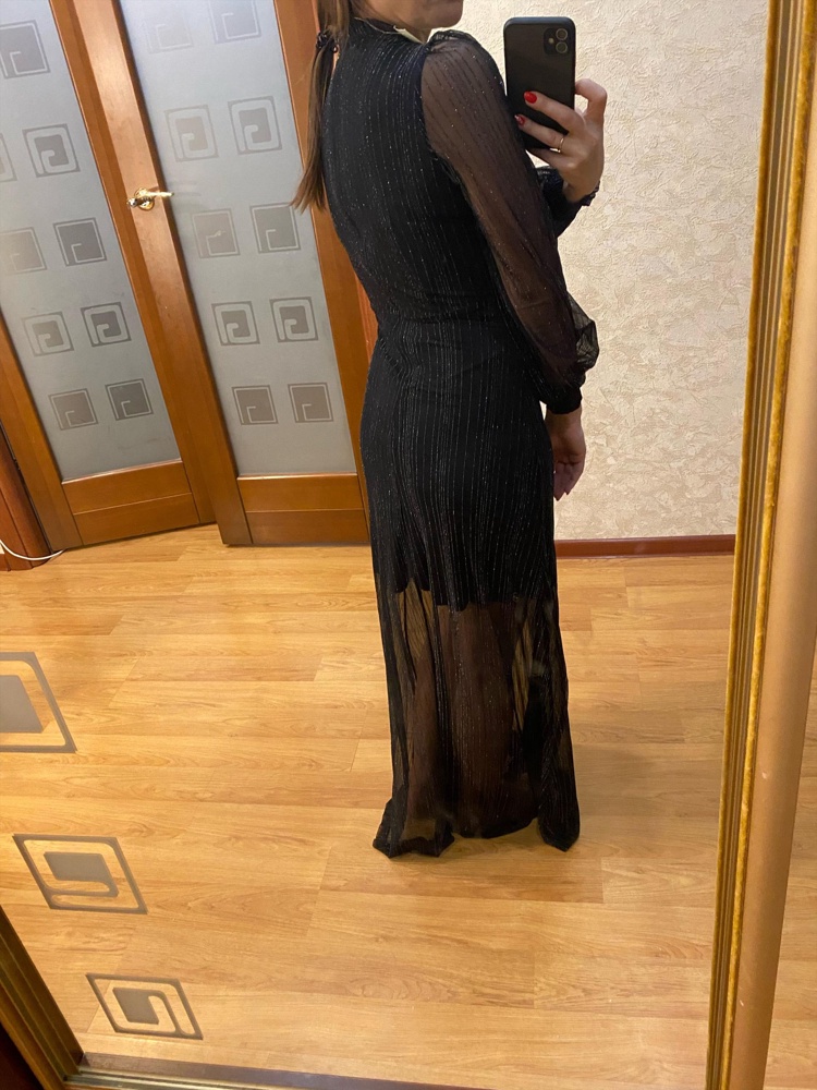 Соответствует фото, хорошее качество, как и заявлено чашки без пушапа, на размер 75C сядут идеально, у меня чуть меньше, немного просторно, но все равно хорошо если бретели подтянуть. На параметры 90/70/92 сел хорошо, тугой, наверно на более пышных формах эффект утяжки будет более выражен, но меня устраивает, держит форму хорошо, что я и хотела в принципе. При получении думала шов перехода в кружево будет виден, но все идеально. Товар пришел новый, без признаков примерки. Спасибо продавцу, присмотрюсь к другим товарам магазина) Прилагаю фото в платье, все гладенько и спереди и сзади.