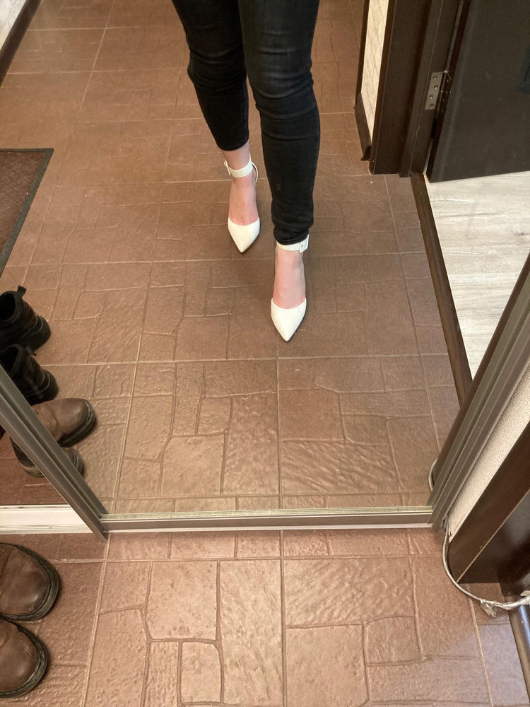 Размер соответствует моему 37, на 23.5 подошли,удобные, пришли быстро,аккуратные,красивые! Долго не могла найти подходящую модель на свадьбу,эти туфли рекомендую,можно и повседневно ходить!