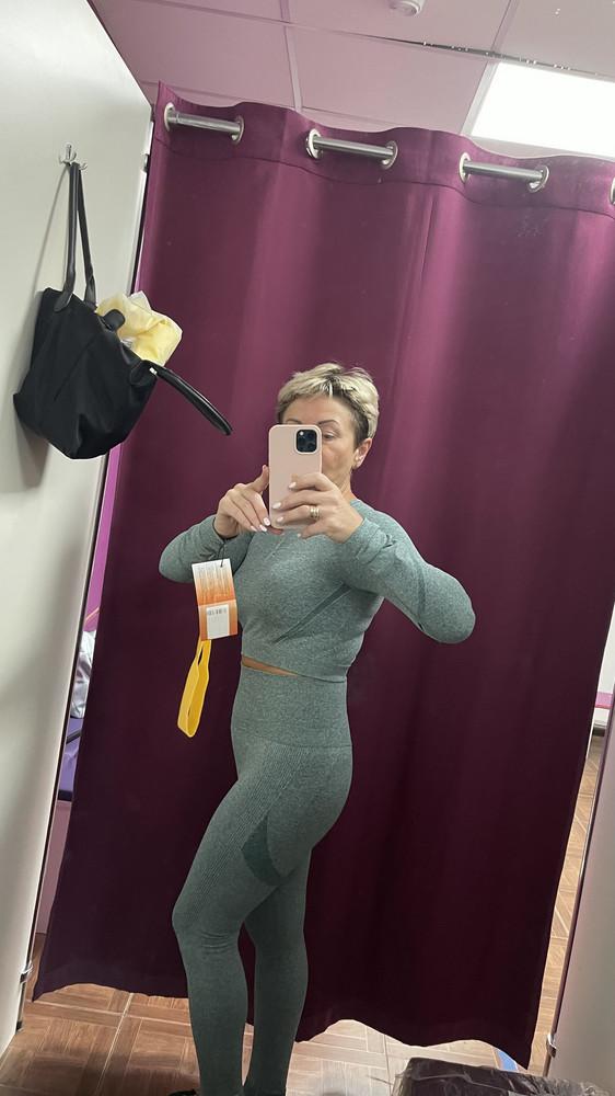 Супер костюмчик. Я довольна. На рост 155 сел идеально. Были пару торчащих ниток, но это не критично, зажигалка в помощь. Рекомендую