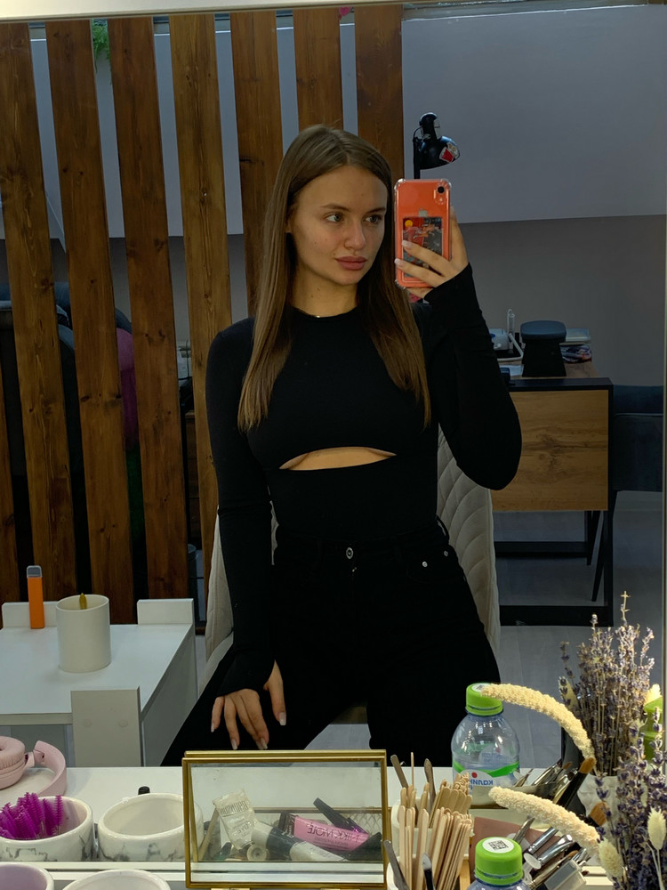 Очень надеялась что швы будут кривыми, и вырез ляжет не там, то не тут то было- пришлось выкупать)) Идеально сел) На рост 1’66 вырез там где надо (размер М) , моя двоечка размер груди сидит удачно, никуда не выходит , не давит , дырочки на рукавах в нужном месте, красивое горло , трусики стрингами что большой плюс. Грязь и мусор на себя не собирает, ткань приятная (не дикая синтетика от которой плохо становится). К вещам я избирательна- этот боди проверку прошёл! Рекомендую :)