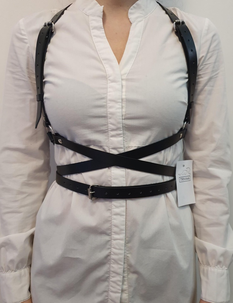 Портупея понравилась. Плюсом считаю наличие на длинном ремешке вокруг талии двух шлёвок, минусом - сыпучесть материала на внутренней стороны. Вцелом, вещь показалась достаточно качественной и продуманной в мелочах и дизайне.