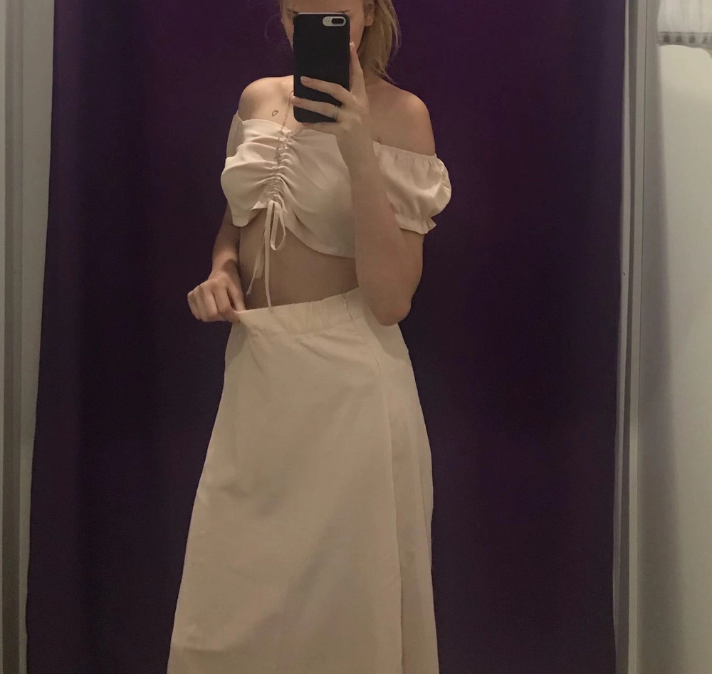 Костюм хороший, приятная ткань, но немного просвечивает. Думаю, что если будет подходящее белье, то выделяться не будет. Заказала себе 44 размер, но для меня оказался большим в талии, а так все хорошо. Взяла и надеюсь, что не пожалею. 