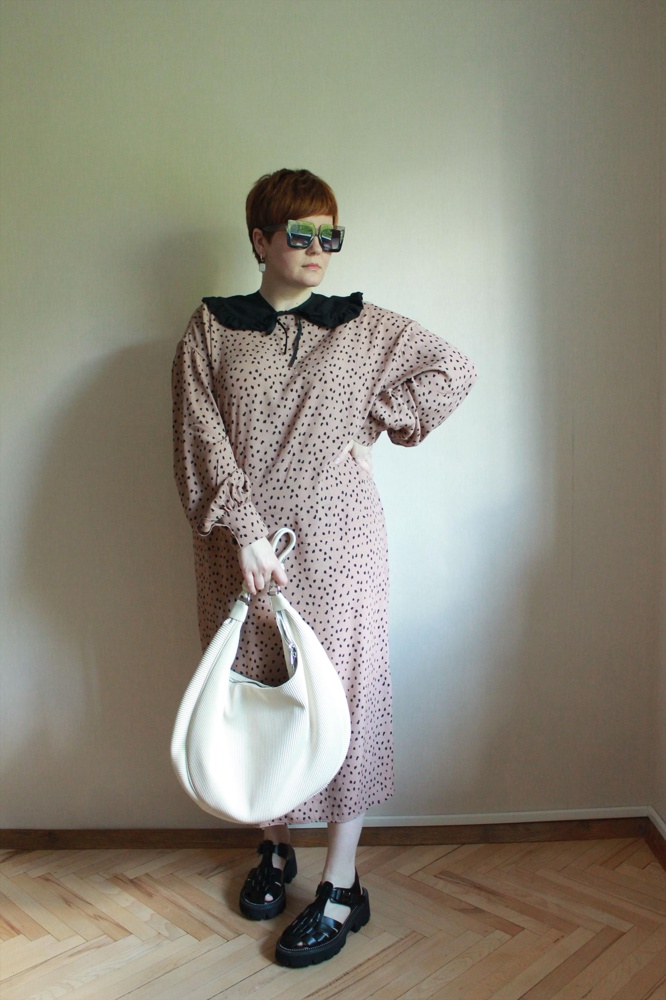 Понравились и чёрный, и белый вариант. Отказалась в пользу другой формы и размера.