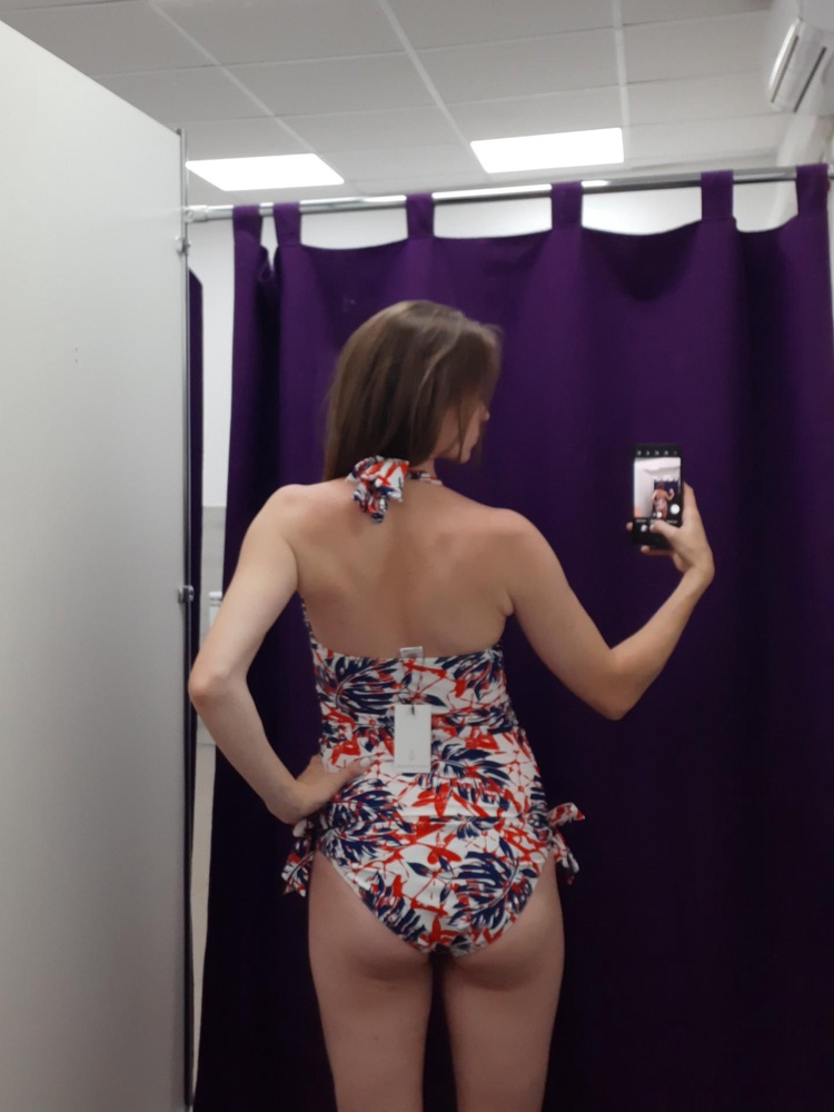 Купальник сам по себе достаточно неплох. И даже трусы сели на попе нормально) Правда показалось что верх слегка маломерит относительно низа. И наверное на последних месяцах живот все же помещается не будет) отказалась от купальника лишь из-за расцветки. Очень невыгодно подчеркнул мою светлую кожу,сделав ее еще бледнее и синюшнее,но это моя ошибка. Мои параметры ОГ 83, ОТ 68, ОБ 92, размер 42 сел нормально.