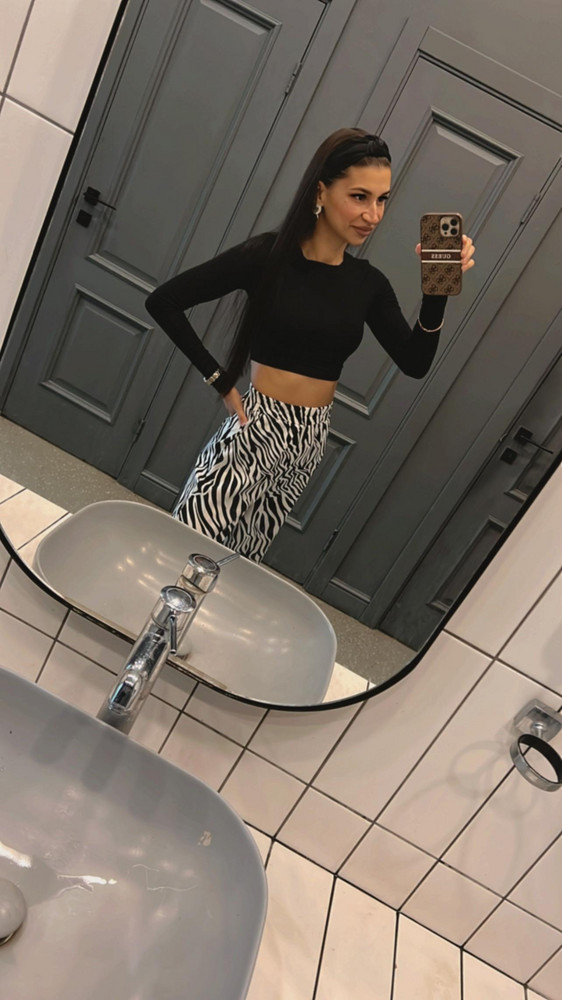 Идеальный! Ткань очень приятная к телу,никоего не просвечивает,сидит хорошо.размер 40 (хs) 