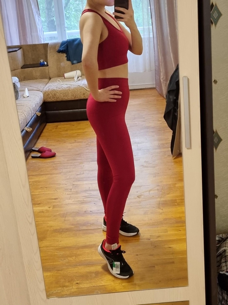 Очень хороший костюм за свои деньги. Я 44 размера, обычно ношу s, но решила взять m. Эффекта колбаски нет, наверное, с s-кой было бы не оч.