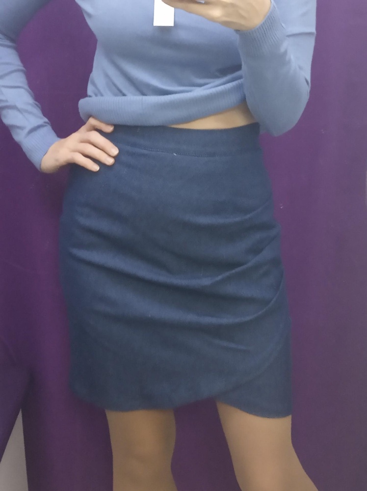 Джинсовая тонкая стрейч юбочка. Интересный покрой. В жизни смотрится лучше. На мои параметры размер 42 от 66 об 90 туговато села и в талии и в бедрах. Длина приличная на рост 167. Перезакажу. В целом рекомендую, но дороговато.