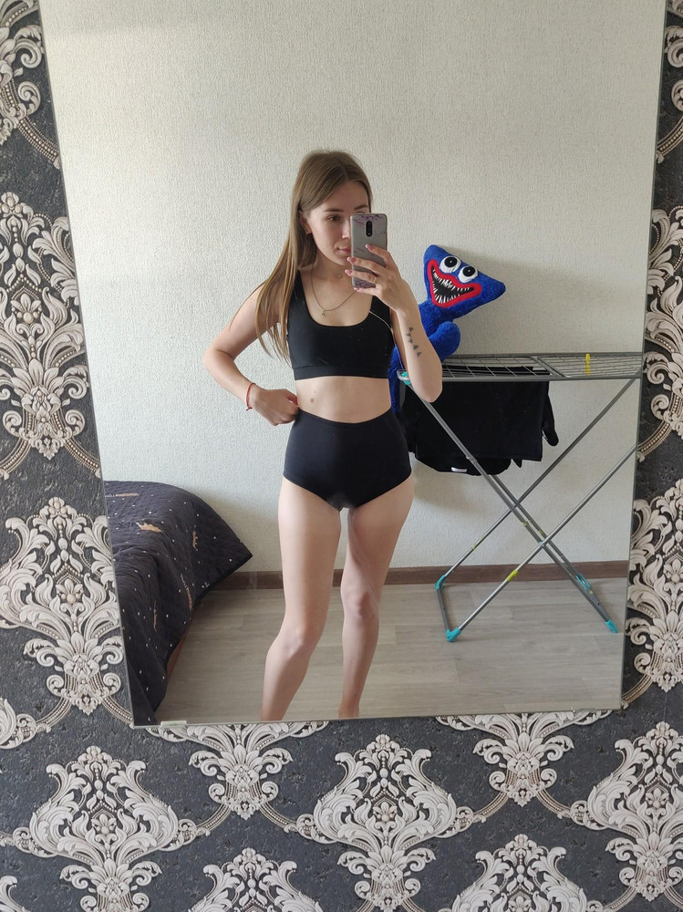 Был немного в каких то белых полосках возможно от дезодоранта,  не стала снижать заезду, так как это от недобросовестных покупателей которые неаккуратно примеряют. Но все равно оставила, постираю.

Мне понравился , отлично подошёл, низ у меня от другого бренда и получился комплект 👍