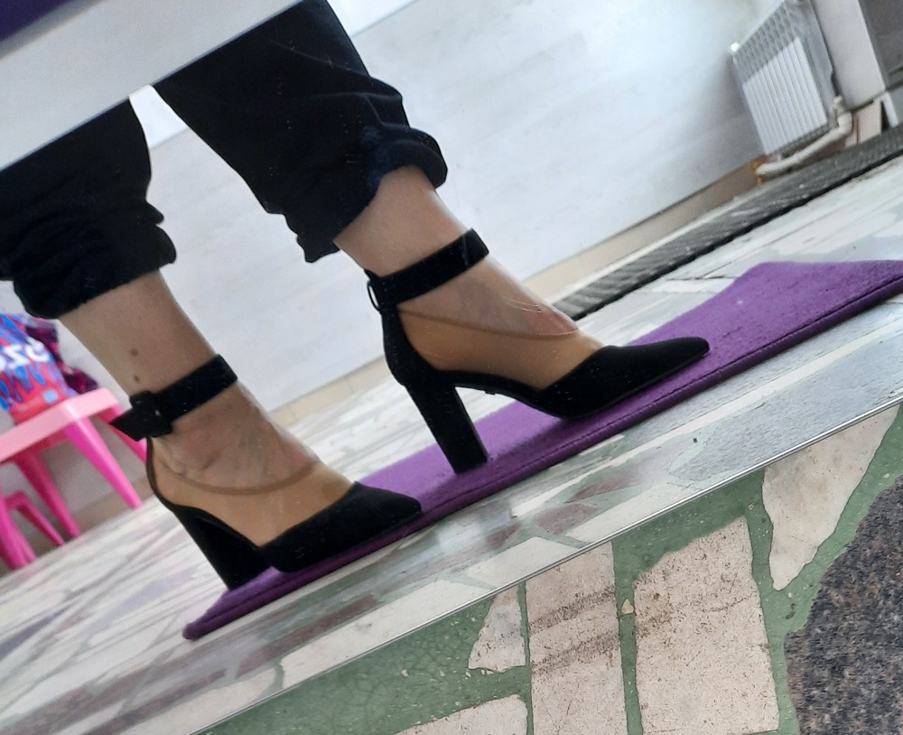 Отличные туфли,  качество отличное 👍
Все упаковано в коробку, каждая туфля в своём пыльнике, даже есть ложка для обуви. Колодка удобная,  каблук не слишком высокий. Для моей ступни нос узковат, только поэтому возврат. 
К покупке рекомендую 💯