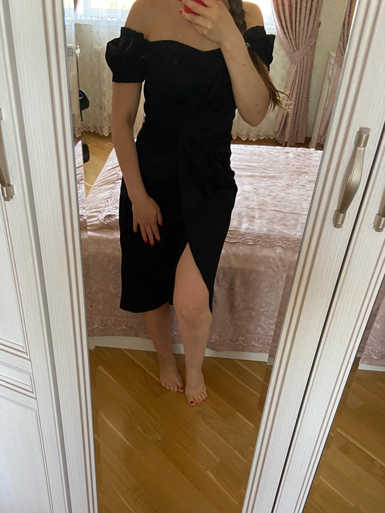 Красивое платье, нарядное, стройнит, размер в размер, заказала ещё второе в другом цвете.