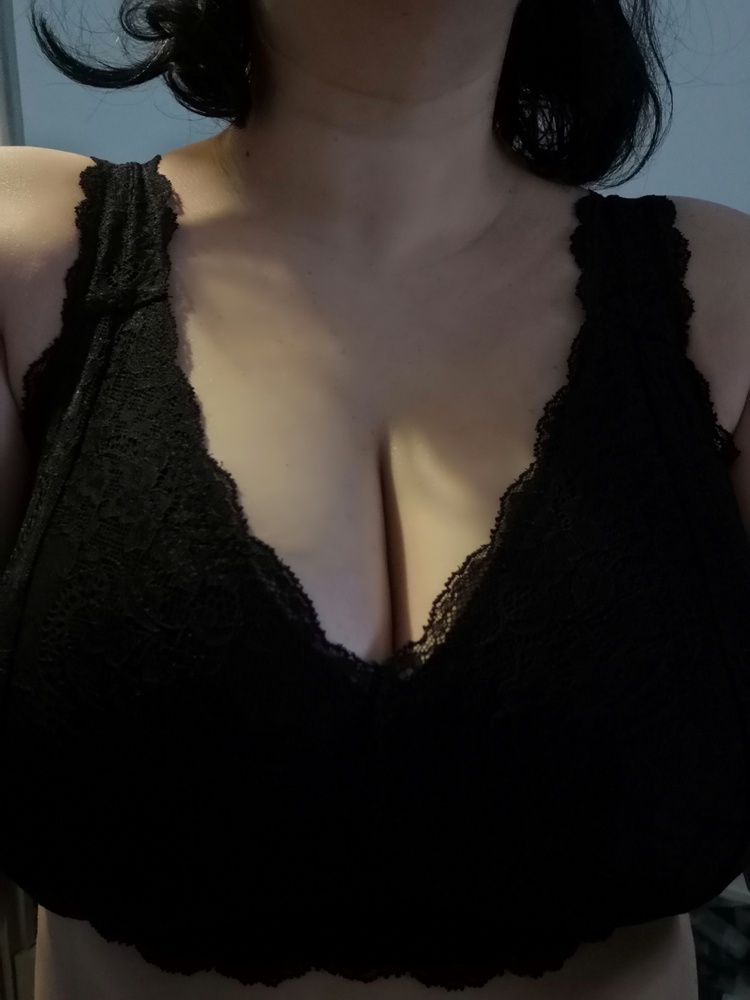 Из всех бюстгальтеров без косточек у этого самая приемлемая, естественная форма груди получается. На опг 82, об 100 сел отлично, застежка на последние крючки - будет возможность застегнуть поУже, когда ткань растянется от носки. 