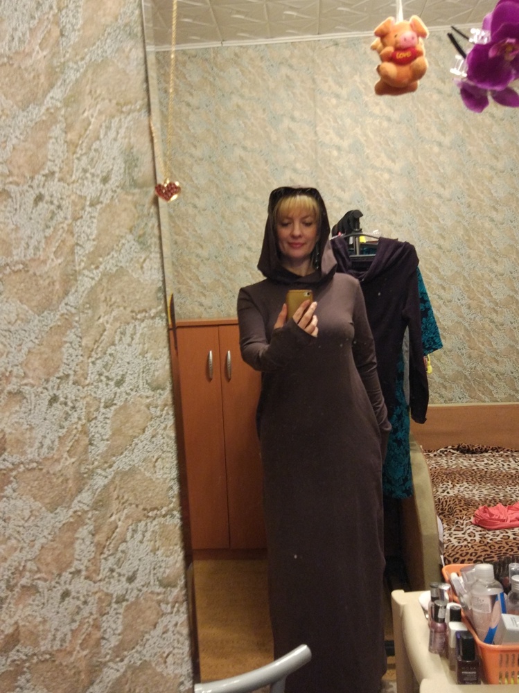 Очень красивое платье из плотного трикотажа, приятное на ощупь и к телу. (соответствует картинке)Купила размер-М на параметры 94-77-98. Рекомендую!!!