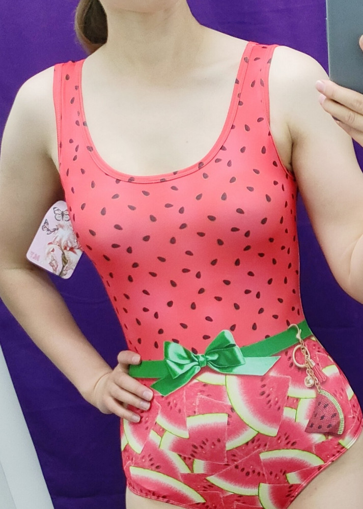 Купальник понравился. На маленькую грудь и широкие бедра (96 см) 44 размер сел нормально. Рисунок на попе не сильно побелел из-за растяжения ткани. Можно было и 46 попробовать померить. Машинную стирку купальник хорошо перенес, не побледнел, не растянулся. Очень довольна покупкой