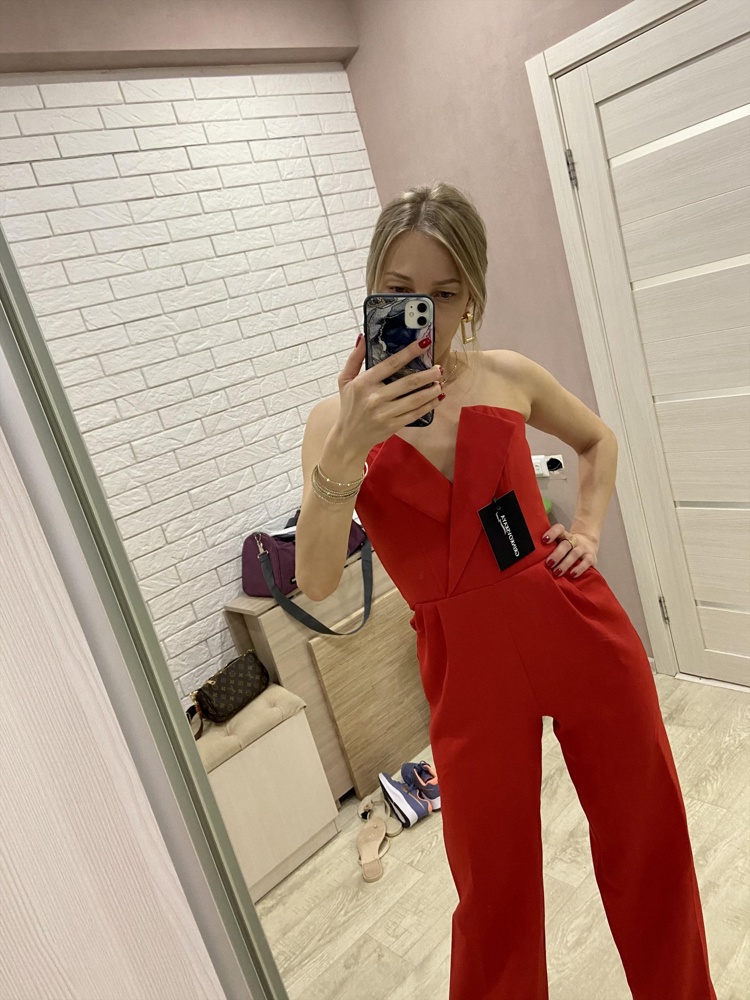 Комбез просто🔥🔥🔥. Правда с моей маленькой грудью пришлось немного ушить в области декольте. В целом им очень довольна. У покупке рекомендую 