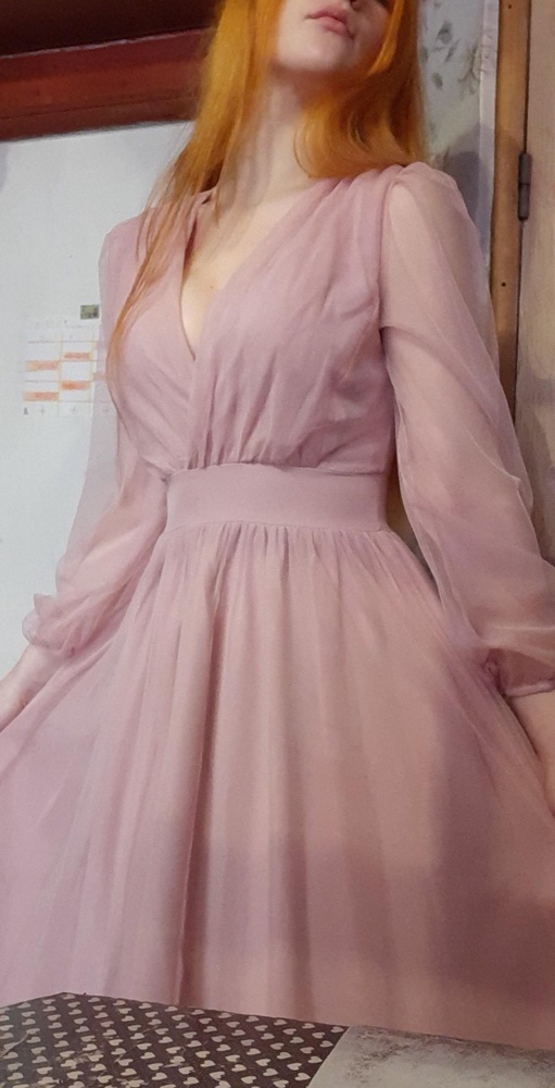 Платье симпатичное, но замок это просто ужас😱 мне его застегнуть два человека помогали. Цвет отличается от модели, немного темнее, сеточка не очень хорошо держится, где то отходит. На груди слишком открыто, немного подошью. Пришло в рваном пакете, удивительно что не грязное и не рваное.