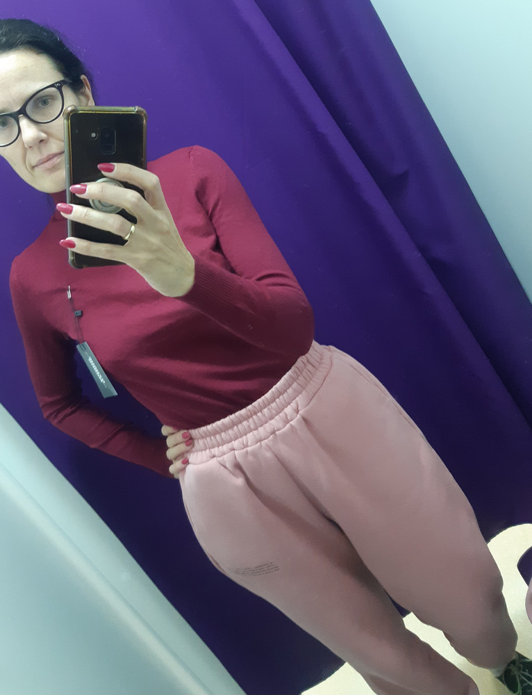 На 40-42 Отлично, на 44 мадовата....немного мне рукава воротки...а в целом оооочень классная, приятная к телу!!! Не колется! Перезаказала размер побольше....ворот высокий плотный!