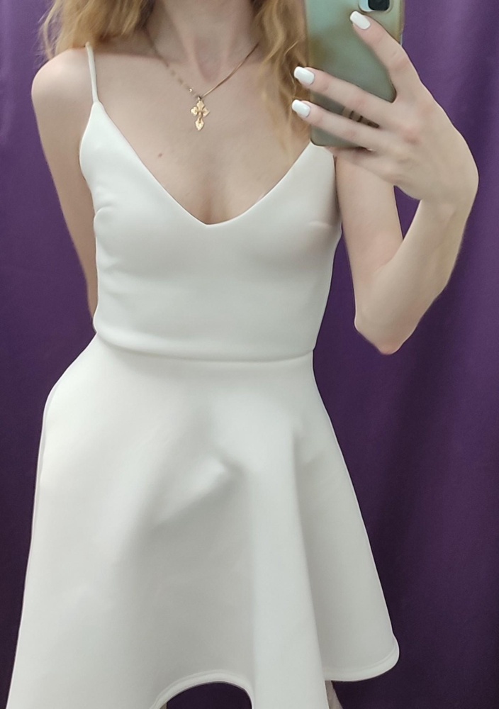 Платье красивое! Даже на моей маленькой груди село хорошо, но есть и но. Швы на груди выворачиваются, для эксперимента подтянула бретели, потом надела пуш-ап, думала дело в объёме и тяжести груди, но нет, просто вот так сшито, жаль, очень красивое, но возврат