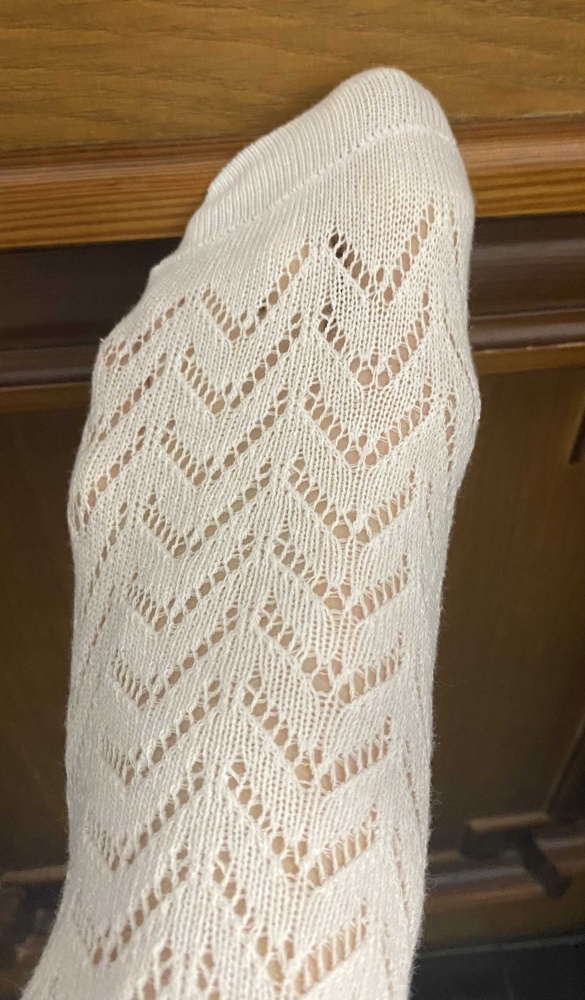 Отличные колготки! Очень красивые и качественные! Одеваю под них капроновые колготки телесного цвета и даже зимой не холодно. На рост 170 и 42 р-р отлично подходят, в длину тянутся хорошо. 