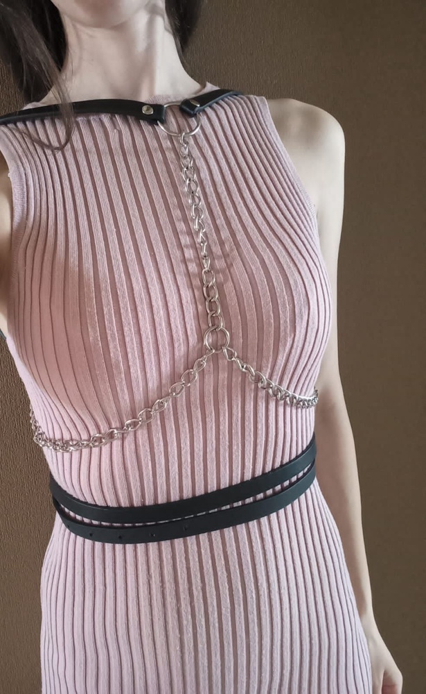 Хорошее качество, красивый фасон. Можно в двух вариациях носить. Все аккуратно упаковано. Очень красиво смотрится на фигуре, спасибо)) 