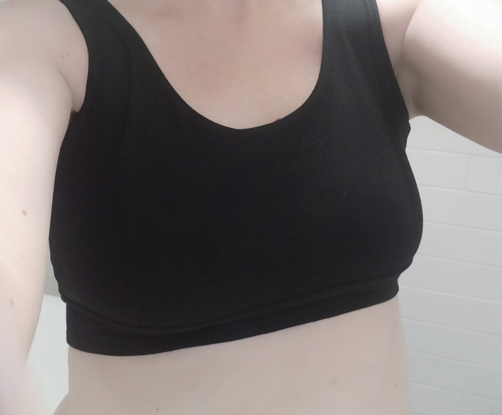 Материал мягкий, в целом всё в порядке, но оказался немного коротковат.