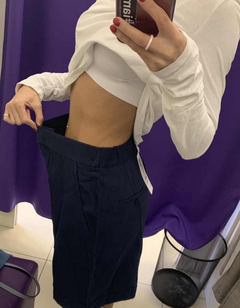 Заказала их просто так , выглядят на картинке хорошо , на мне вот не очень. Оставила так как смотрятся прилично , если погладить . Моя талия58 см , конечно они велики . Думаю если ремень сверху сделать то будет лучше. Ткань приятная, все дишит) на жару в городе - хорошо 👌🏾 жаль что никто фото коричневых не выкладывает (