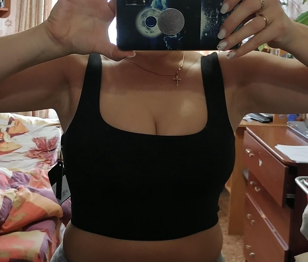 Удобный топ, но хорошо если бы вставки были вшиты. На худеньких конечно смотрится очень хорошо, я не худенькая, но мне в нем удобно, возможно бы заказала ещё в одном цвете!