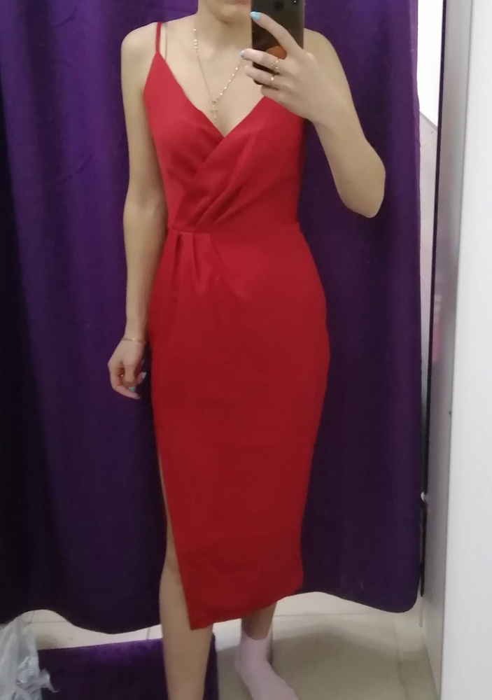Платье хорошее, советую. 
Мне в бёдрах большое. Явно не размера ххs. Ну и грудь надо больше для этого платья.
Цвет бордовый, не красный.