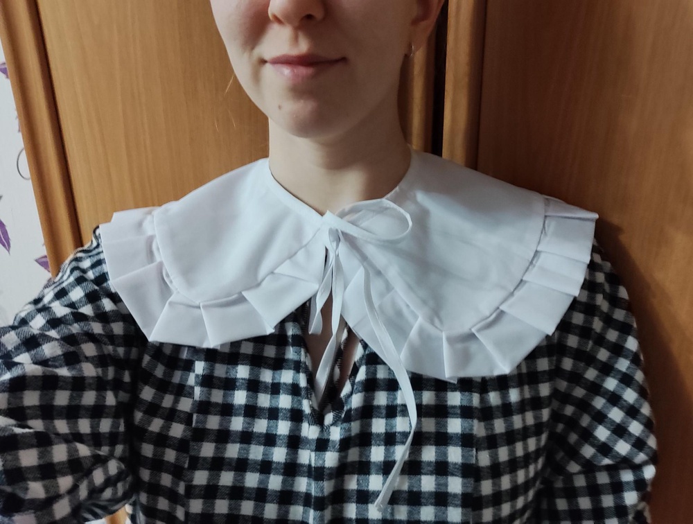 это любовь! качество хорошее, ткань плотная, воротничок будто накрахмален - хорошо держит форму, не перекручивается на платье, а как бы цепляется за ткань. за 350 рублей просто подарок) сделано на моей Родине - в Челябинской области, что приятно вдвойне. я в восторге) спасибо