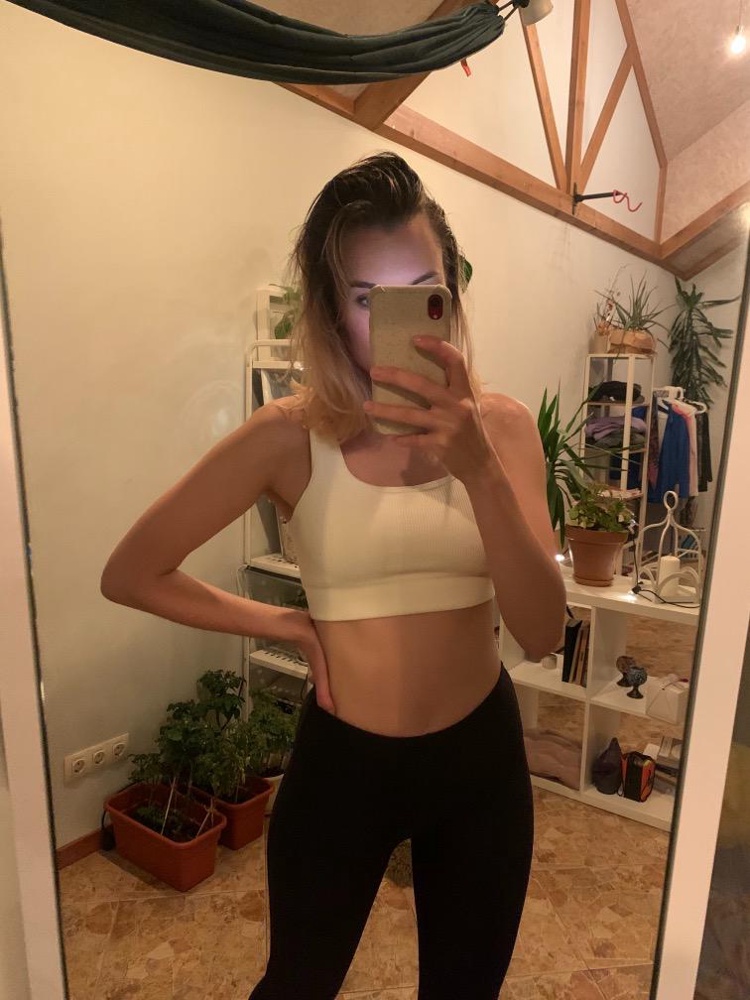 Отличный топ, взяла его для повседневной носки, так как в качестве нижнего слоя предпочитаю носить только топы. Ткань плотная, приятная к телу, в рубчик. В базовый гардероб вписался отлично. Ношу с рубашками и кардиганами. Для спорта тоже будет отлично ✌🏽
