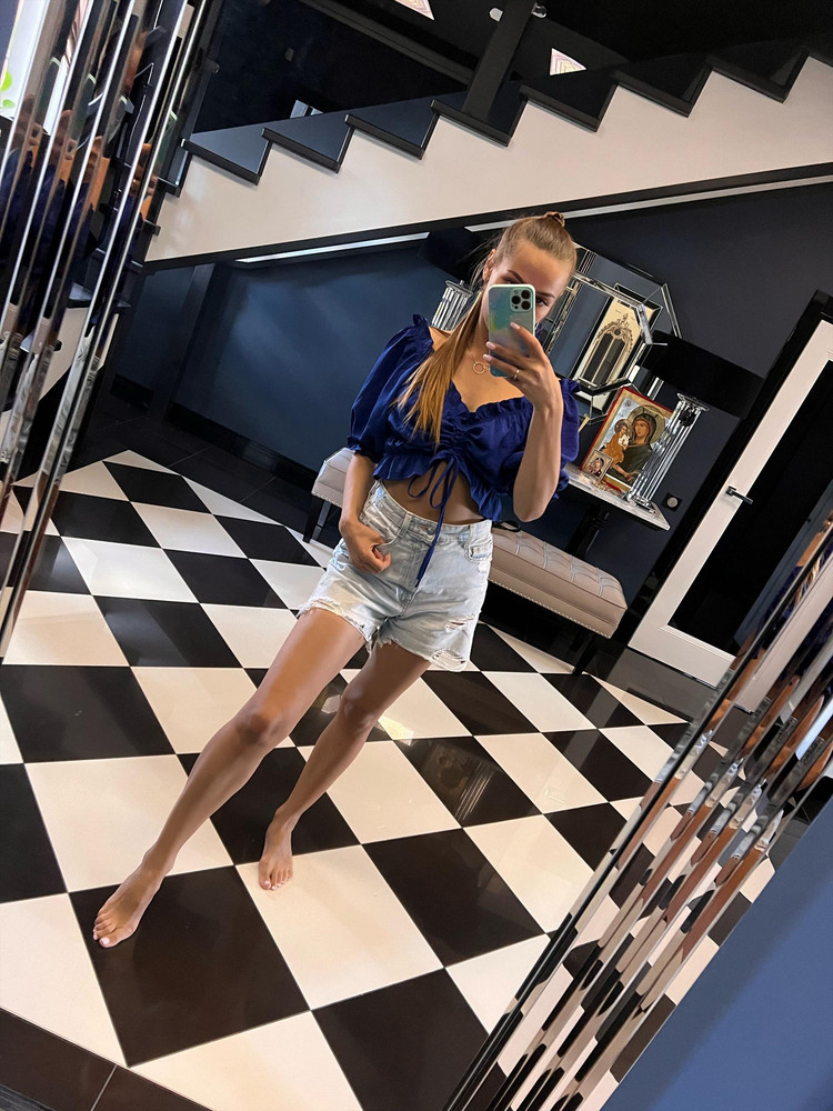 Классная блузочка за свои деньги, давно что-то подобное искала. И в пир и в мир, спасибо!