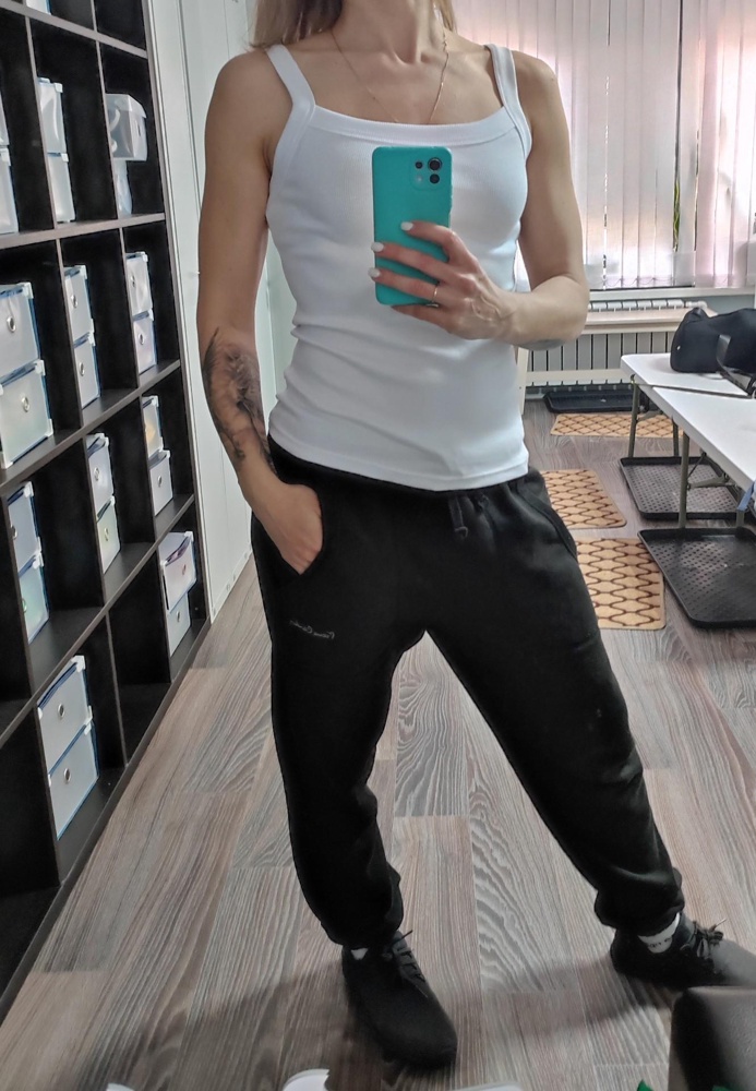 Отличная майка за 285 рублей. Теперь ловлю такую черную, нужный размер. Качество отличное. Понравилось как села на меня. 
Рост 160
Обычно верх беру 46р.