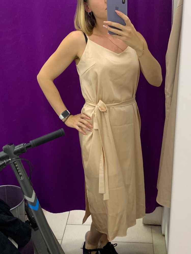 Ткань очень приятная, поясок тянется. Выбрала светло-золотистый цвет. Размер платья М. Дома отпарила его, без складок смотрится очень хорошо. Мой рост 161 см. ОГ 94 см. ОТ 73 см. ОБ 91 см. 
