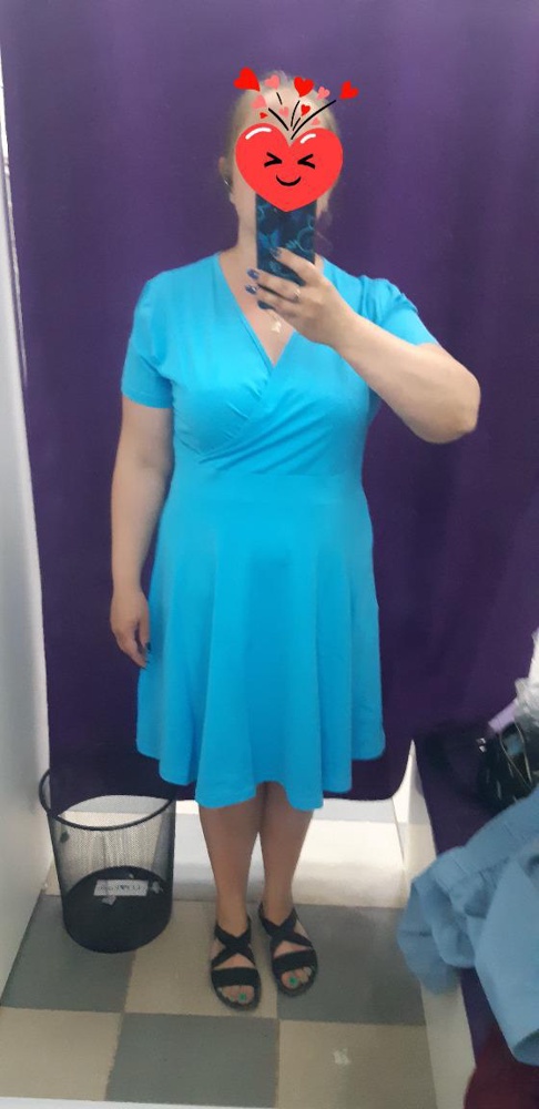 Отличное платье, цвет яркий. На мой 52 заказала 2xl. Правда немного мнётся. Очень довольна. Хорошо скрывает живот и валиков на спине почти не видно.ткань приятная.
