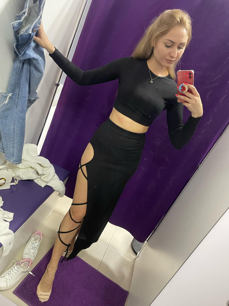 Маловерит!!! всегда ношу верх XS, низ S или XS. Очень плотно сел ражгард, некомфортно под мышками, вот прям еле пропихиваешь кисти в рукава и резинка на юбке перетягивает живот, что даже на моей стройной фигуре вырисовываются складки(((Костюм очень понравился, эффектный, в надежде перезаказала на M, хотя мои параметры 83-65-95 рост 168